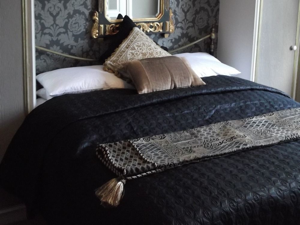 Holly House Bed And Breakfast And Apartments Херфорд Екстериор снимка